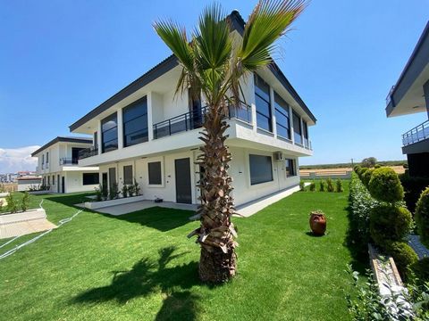 El proyecto de este chalet pareado se completó y está listo para entrar a vivir. villas se encuentran en Didim Altinkum, Turquía, y a sólo 15 minutos en distancia de las playas. Villa tiene 3 dormitorios, 2 baños, una sala de estar con cocina abierta...