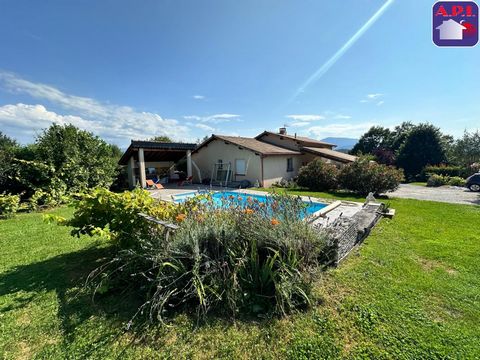 BEAUTIFUL HOUSE VIEW PYRENEES In the charming village of Mercenac, 10 minutes from Saint-Girons, this beautiful house offers generous spaces and a breathtaking view of the Pyrenees. With 186 m² of living space, this quality property is surrounded by ...