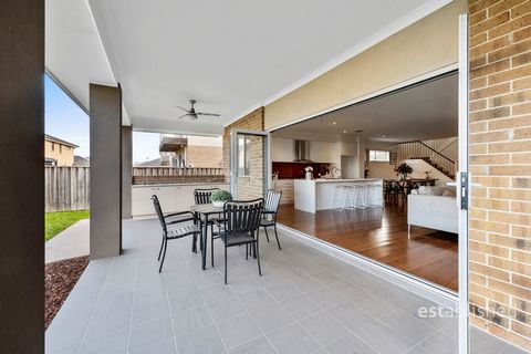 Entra in questa residenza dal design immacolato, dove l'eleganza contemporanea incontra lo spazio e la luce abbondanti. Perfettamente progettata per una vita multigenerazionale, questa casa mostra un'atmosfera fresca e vibrante, unendo qualità e raff...