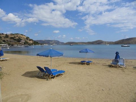 Une parcelle de terrain constructible qui jouit des plus belles vues sur la baie d'Elounda, Elounda Village. l'île de Kolokytha et la mer de Crète. Le terrain a une licence de construction renouvelable pour deux villas de luxe (plans et devis sont di...