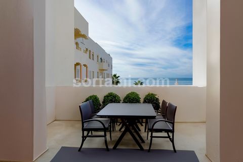 Découvrez votre paradis, en bord de mer, avec cet incroyable appartement de deux chambres. Situé dans une zone privilégiée et avec une parfaite exposition au soleil orientée sud, cet appartement spacieux se compose d´un salon confortable avec accès à...