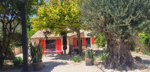 A deux pas du centre ville de Saint Paul trois châteaux. Belle maison de caractère entièrement rénovée avec des matériaux de qualité. D'une surface habitable de 190m2, elle profite d'un jardin clos et arboré de 800m2. La maison comprend, au RDC, un h...