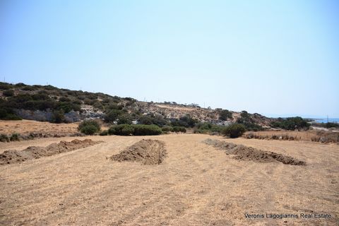 Kastraki, Naxos, a buildable parcel of 2.890 m2 is for sale. The parcel is non-forest, with the possibility of building a house/s up to 186 m2 or a business up to 500 m2. It is located on the main road of Chora-Kastraki. The distance from the beach i...