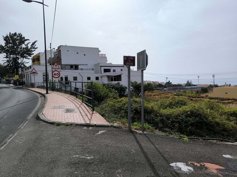 Städtisches Grundstück von 292m² mit städtebaulichem Gutachten, auf dem bis zu vier Stockwerke erlaubt sind. Das Grundstück befindet sich an der gleichen Hauptstraße von Santa Úrsula namens Carretera España, an der Ecke.