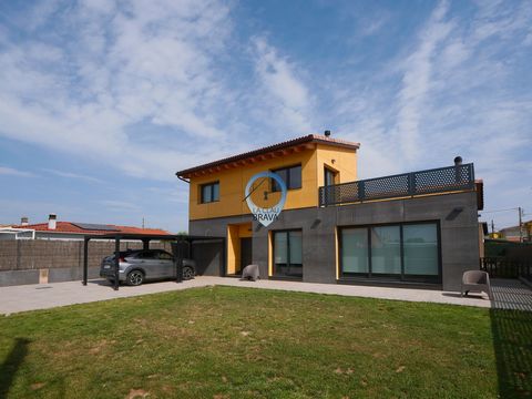 Modernes Einfamilienhaus in Fontcoberta mit geräumigen Räumen und natürlichem Licht In der ruhigen Gemeinde Melianta, Fontcoberta, in der Provinz Girona, gelegen, zeichnet sich dieses freistehende Einfamilienhaus durch sein zeitgenössisches Design un...