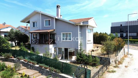 Stijlvolle vrijstaande villa met ruime tuin in Mudanya Bursa De villa is gelegen in de wijk Bademli van Mudanya in Bursa. De buurt biedt een luxueus leven weg van de drukte van de stad. De regio biedt alle privileges van modern en comfortabel leven m...