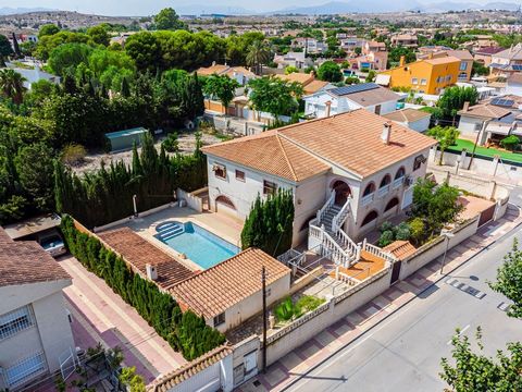 Great opportunity to acquire your home in a privileged location! This villa for sale, located in the peaceful and secure residential area of Muchamiel, Almajada, offers everything you need to enjoy life. With 5 bedrooms, 4 full bathrooms, a private p...