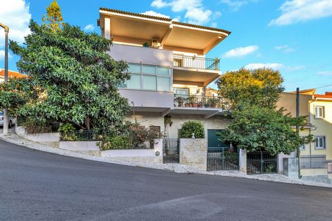 Casa indipendente di 3 piani con incredibile vista sul mare, situata in una strada tranquilla, in una zona urbana di sole case, ma vicinissima a tutti i servizi: market, snack bar, scuole, negozi e commissariato. A soli cinque minuti a piedi dal cent...