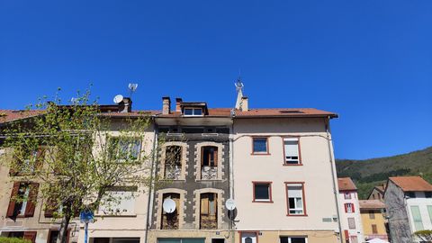 IMMEUBLE DE RAPPORT ! Bon emplacement au coeur de Tarascon-sur-Ariège pour cet immeuble composé de quatre appartements. Un studio au rez-de-chaussée et des T1bis aux étages. L'appartement du dernier étage en duplex est libre de toute occupation et le...