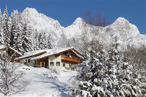 Dit gezellige vakantiehuis ligt in het pittoreske bergdorp Filzmoos in Pongau, op slechts 70 km van de betoverende stad Salzburg. Dit liefdevol ontworpen huis biedt veel ruimte voor gezinnen en groepen om samen onvergetelijke momenten te beleven. Het...