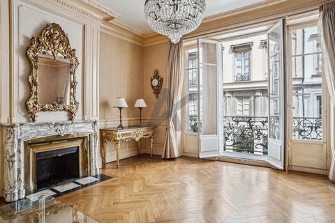 EXCLUSIVE Lyon 6th, very close to the Place Maréchal Lyautey, in a plush building of beautiful workmanship, superb crossing apartment of 134 m2. It has a large entrance hall leading to the street side, a living room of 30 m2 opening onto a small balc...