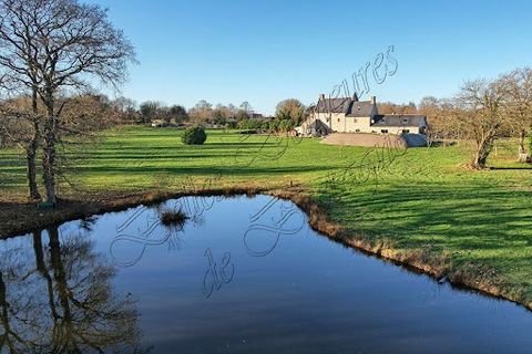 Cette propriété dont les origines remontent au 16ème siècle se trouve au coeur d'un parc de près de 3 hectares. Le bâti principal orienté plein sud, est prolongé par des dépendances, le tout formant une cour carrée. L'ensemble entièrement rénové est ...