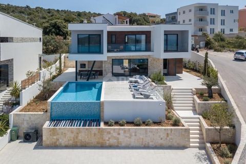 Location: Šibensko-kninska županija, Rogoznica, Rogoznica. DALMATIEN, ROGOZNICA Moderne Ferienvilla mit malerischem Blick auf das Meer Neu gebaute moderne Villa in der Nähe von Rogoznica und einem der schönsten Yachthäfen an der Adria. Rogoznica ist ...