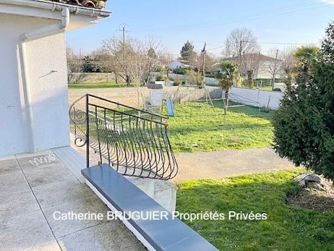 ***BAISSE DE PRIX *** Belle maison familiale de 141 m2 dans un jardin clos de hauts murs de plus de 1000 m2 constructibles. Maison située à St Sauveur d'Aunis, 15 mins des portes de La Rochelle et vous offrant une vraie vie de village, avec ses comme...