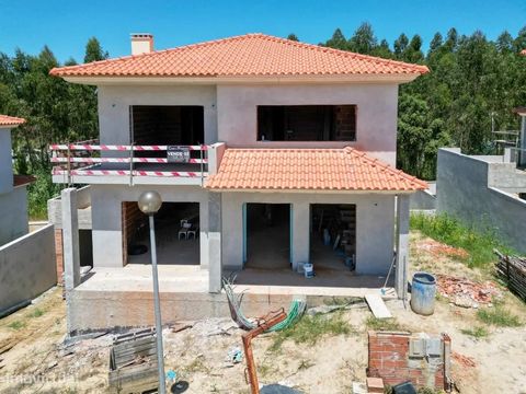 Moradia inserida no Condomínio privado Cabeço do Queijo, Caldas da Rainha zona muito tranquilo, possui amplos jardins, parque infantil, estacionamento para visitantes. A moradia construída com traços tradicionais Portugueses, composta por três pisos,...