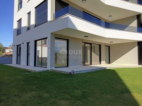 ISTRIA, POREČ (okolice) - Luksusowy apartament w nowoczesnym, nowym budynku Skąpany w przyjemnym śródziemnomorskim klimacie, położony w samym sercu zachodniego wybrzeża Istrii, starożytnego miasta Poreč i jego wybrzeża o zachowanej przyrodzie, parkac...