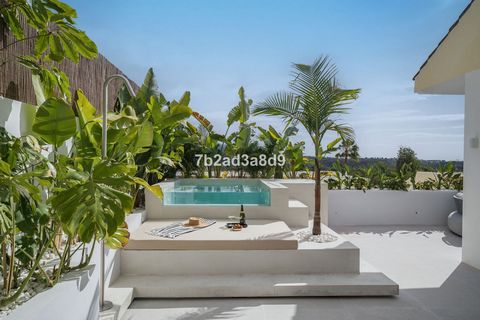 Located in Nueva Andalucía. Sensational townhouse with 4 bedrooms and 3 bathrooms in prestigious Aloha, Nueva Andalucia. Spacious east facing terrace with private pool, outdoor shower, generous outdoor kitchen and lounge area with stunning sea and La...