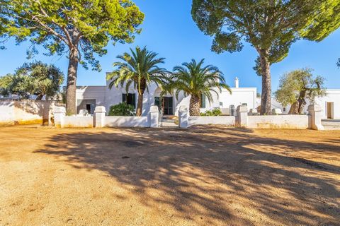 Adoptez le style de vie des Pouilles sur plus de 18 hectares d’oliveraie entre la mer Adriatique et les collines méditerranéennes. Cette Masseria privée offre le nec plus ultra pour la vie et le divertissement en plein air avec d’immenses patios, des...