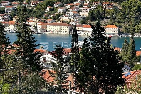 In Jelsa on Hvar, on a land area of 7,000 m2, a settlement is being built with 12 luxury urban villas for individual sale and 2 buildings with 12 apartments. The settlement is 250 m from the sea and the town center. Building B with 6 apartments will ...