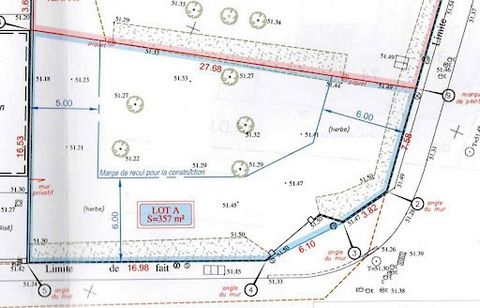 Venez découvrir ce terrain à bâtir plat de 357m² , accès direct sur rue, belle façade de 35m linéaire . Vous pouvez y construire une maison d'environ 100m² . Le coefficient d'emprise au sol est de 126m² maximum. Zone UG. Libre de constructeurs. Pout ...