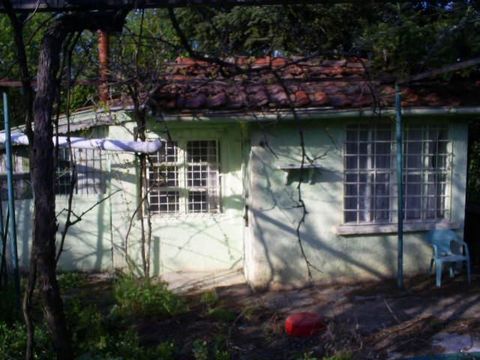 Flat sunny plot with a building of 30 sq.m.