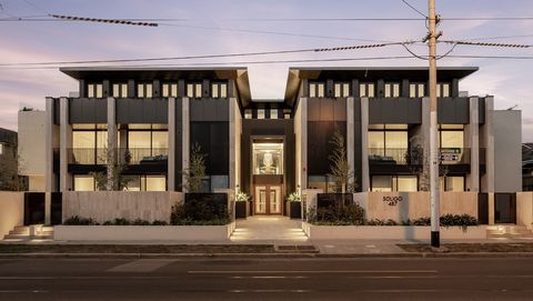 Dieses Apartment verkörpert zeitlose Eleganz und wurde von Paul Conrad Architects und Lisa Ellis Gardens entworfen. Inspiriert vom klassischen Charme norditalienischer Flüsse und dem unberührten Charme des italienischen Marmors, definiert diese neu e...