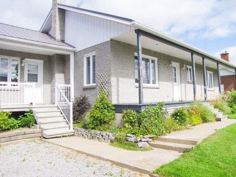 À qui cette chance,bungalow dans un quartier très tranquille,3 côtés briques ainsi qu'une belle rallonge arrière(varanda) qui permet de voir le magnifique coucher de soleil. Ce bungalow comprend 7 chambres à coucher dont l'une du sous-sol offre la po...