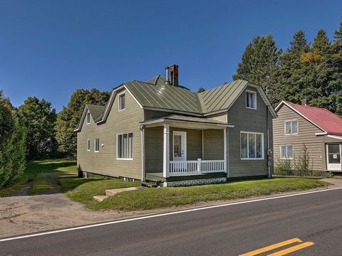 Située au coeur du village, cette maison vous offre un espace de vie à aire ouverte et une belle luminosité. Avec ses 6 chambres de bonne dimension, elle est parfaite pour les grandes familles. La cuisine est équipée d'une charmante cuisinière au boi...