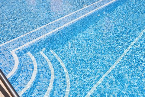 Rez-de-chaussée avec terrasse privée donnant sur la piscine, équipée de chaises longues, table et chaises, idéal pour profiter d'un repas en plein air les jours ensoleillés et les chaudes soirées. Accès gratuit à la piscine pour des plongées relaxant...