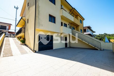 Casa familiare con 3 fronti, con ottimo spazio esterno e piscina, situata in una zona residenziale vicino a scuole, ristoranti e negozi. Questa villa può essere l'opzione ideale per chi cerca comfort e tranquillità vicino alla natura e con facile acc...