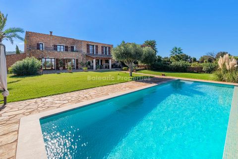 Beautifully renovated country villa with views to Alcudia bay and lots of character near Artá This picturesque country home, for sale near Colonia San Pere and the town of Artá, is on an elevated plot of around 28.417m2, and enjoys incredible views o...