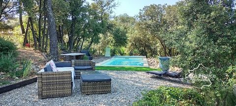 Aux portes des Cévennes cette magnifique villa entourée de près de 4000 m2 de terrain arboré constructible, non inondable, vous séduira par son calme et sa vue imprenable sur les monts environnants. Un magnifique allée privative donnant accès à la de...