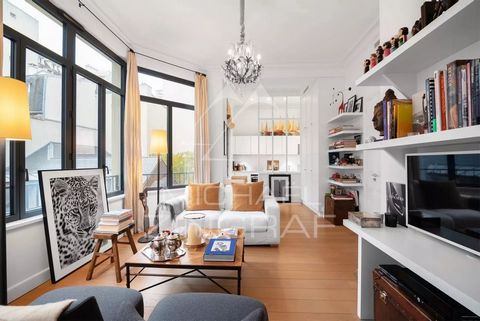 En plein cœur de la Rive Gauche, situé dans un immeuble de très grand standing, appartement de 55 m² entièrement refait à neuf par un architecte de renom, situé au 1er étage (équivalent au deuxième) avec ascenseur, comprenant une entrée, une belle pi...