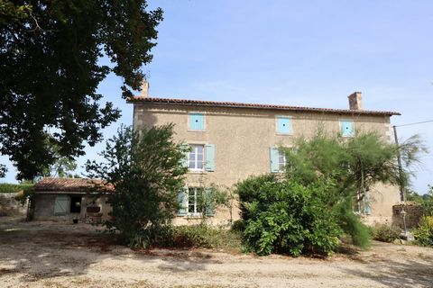 Située dans un hameau paisible de 5 maisons, à 2.5 km de ROUILLE (tous commerces et services, gare TER) et 10km de LUSIGNAN, cette magnifique maison de Maître de 274m2 dispose d'un four à pain fonctionnel, un puits, une grange, une ancienne étable, 2...