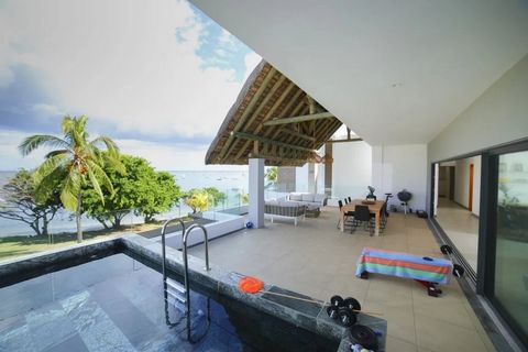 My Keys Realty präsentiert dieses atemberaubende Penthouse zum Verkauf und bietet einen atemberaubenden Blick auf die Berge und das Meer. Das Anwesen verfügt über 4 Schlafzimmer mit eigenem Bad, eine offene Küche und eine überdachte Terrasse mit priv...