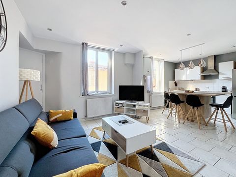 AMILTONE IMMOBILIER vous propose EN EXCLUSIVITE ce bel appartement idéalement situé en hyper centre de Villefranche . Au 2ème étage sans ascenseur,cet appartement a été entièrement rénové , vous n'aurez plus que vos valises à poser. D'environ 62m2 , ...