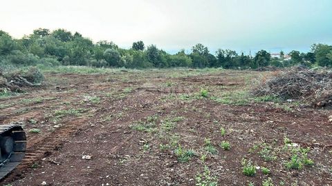 Location: Istarska županija, Ližnjan, Šišan. ISTRIA, ŠIŠAN - Building land for industrial and commercial purposes 4300 m2 A plot of land with an area of 4300 m2 is for sale in the industrial-business zone Šišan-jug. The land is about 300 meters from ...