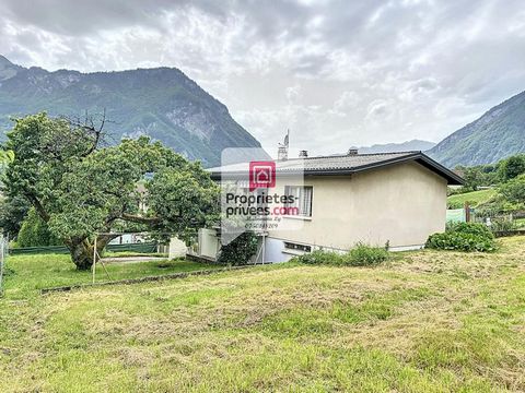 Exclusivité Ugine, 73400 Savoie Maison de 147 m² environ est implantée sur un terrain 745 m². Il y a des lieux prisés pour leur proximité avec les commodités, et d'autres pour leur cadre calme et sécuritaire. Cette maison vous offre les deux. Faisons...