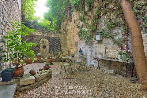 Left Bank offers you this real artist's studio, Sculptor's studio of (39 m2 carrez) 45.65 m2 on the ground, in one of the most emblematic streets (rue campagne première) in the heart of a popular area, lively and close to the 6th. Away from prying ey...