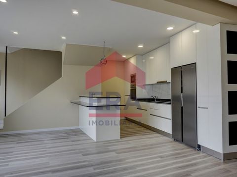 Moradia T3+1, located 1.2 km from Praia da Areia Branca. Imóvel totalmente renovado, encontra-se como novo. No rés de chão temos uma sala com boas áreas em open space com a cozinha equipada e casa de banho. A moradia conta com pre instação de ar cond...