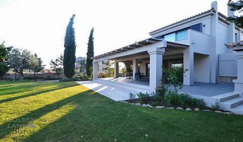 Maison GADAIT bietet Ihnen die seltene Gelegenheit, Eigentümer dieser Luxusvilla zu werden, die in einer außergewöhnlichen Umgebung mit atemberaubendem Meerblick eingebettet ist. Mit einer Wohnfläche von 400 m² bietet dieses Anwesen großzügige und gu...