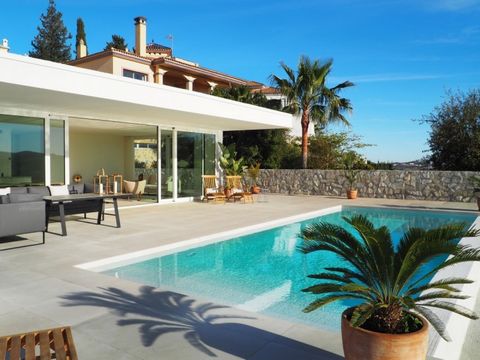 Villa en venta en Mijas con 5 dormitorios y 3 baños, con privada piscina. Respecto a las dimensiones, la propiedad presenta 225 m² construidos, 365 m² de parcela y 35 m² de terraza. Tiene las siguientes características aire acondicionado, alarma, sót...