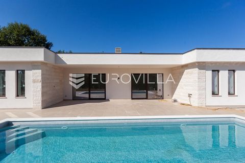 On a small hill only 3 kilometers from the sea and in the immediate vicinity of the town of Labin, there is a modern villa with a pool of 140 m2, a detached villa located on a plot of 1367 m2.It consists of three bedrooms, three bathrooms, kitchen, l...