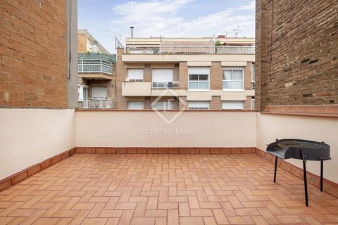 Excellent property located in a building from 1991, near the Joanic square in the Gracia neighbourhood , without an elevator and with few neighbors, ideal for those looking for a quiet environment. It is located on the first floor and has a surface a...