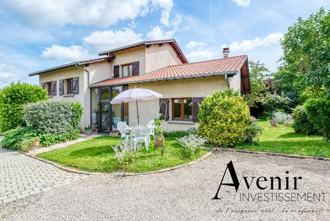 À Chasselay, charmante commune, découvrez en exclusivité cette maison familiale de 140 m2, construite dans les années 90. Implantée sur un terrain arboré de 1000 m2 avec piscine, cette propriété offre un cadre de vie paisible et agréable. Le rez-de-c...