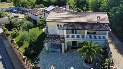 Location: Istarska županija, Poreč, Poreč. Poreč area, Istrian stone villa with pool and sea view! In the suburbs of the city of Poreč, we offer this beautiful stone house with a pool and a view of the sea. It is located on a spacious plot of 976 m2....