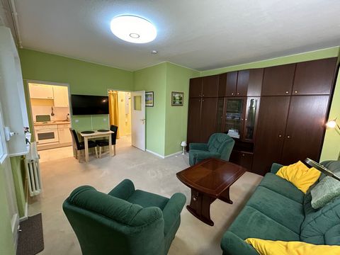 The monthly rent is € 1,090. After 5 months this is reduced to €990. The flat is designed for a 1-person household. On offer is a furnished, very functional flat with balcony, largely equipped with new appliances, in a green and quiet neighbourhood s...