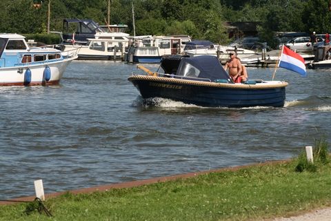 Deze vrijstaande accommodaties op Resort de Rijp zijn alle in typisch Zaanse stijl gebouwd. Je hebt de keuze uit verschillende, comfortabel ingerichte types. Het L-vormige, 6-pers. type De Rijp (NL-1487-03) is zeer ruim opgezet. Van het type Waterlan...