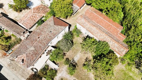 Propriété de caractère avec potentiel exceptionnel. Ancienne manufacture, Maison d'habitation et Garages sur un parc d'environ 3000 m² dont une partie constructible. Située au calme en fond de village, cette propriété du 18éme siècle, chargée d'histo...