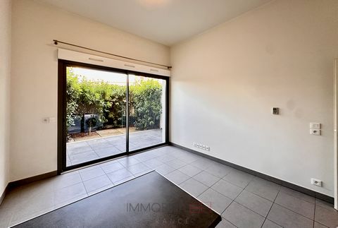 EXCLUSIVITÉ : Situé au coeur de Roquebrune Cap Martin dans une copropriété récente avec piscine, lumineux studio bénéficiant de volumes généreux. Pièce de vie avec cuisine américaine et grande hauteur sous plafond (3m50) Il est équipé de la climatisa...